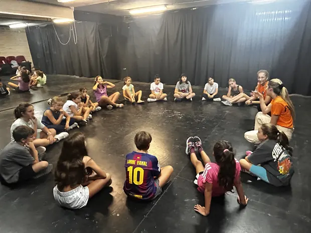 Juegos de grupo en la sala de ensayo