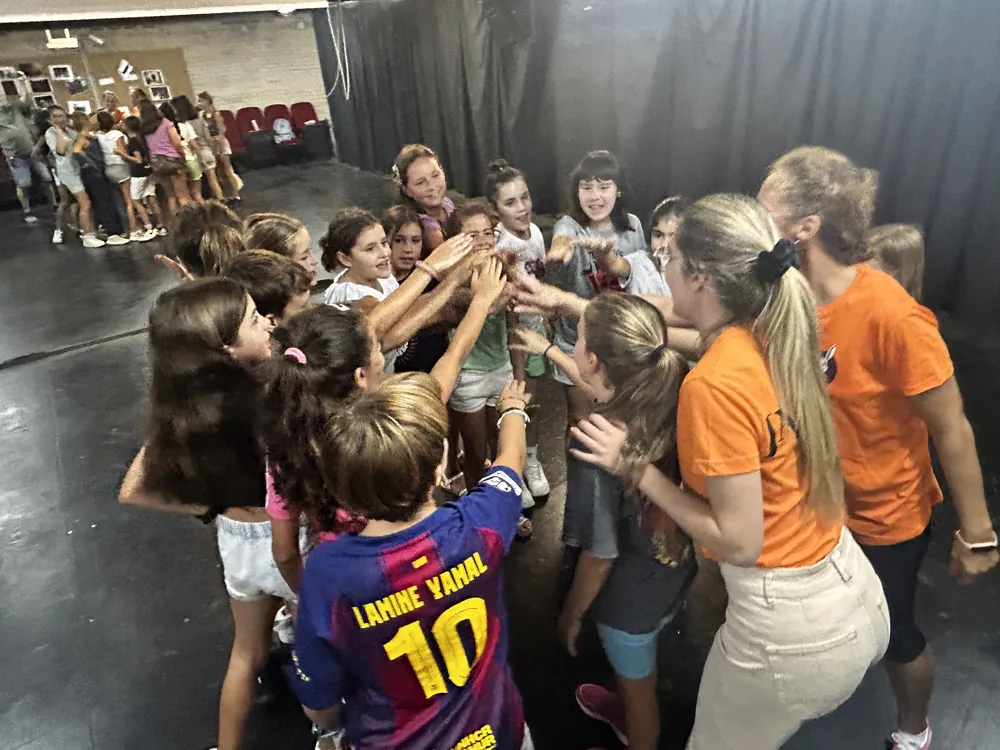 Alumnos del taller juntando las manos antes de empezar